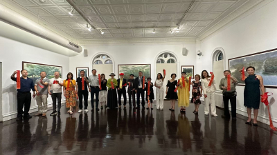 《跨越山海&middot;艺术人生》姜振国作品回顾展在法拉盛市政厅举行